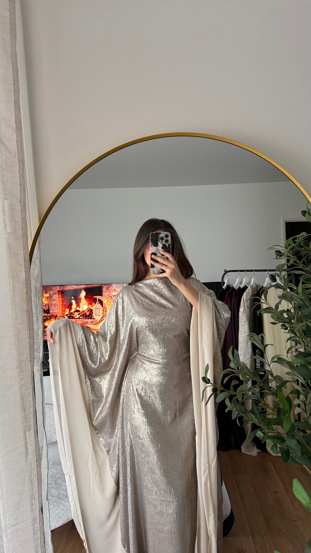 Abaya Papillon Tissu Brillant & Bordures Voile – Beige Élégante