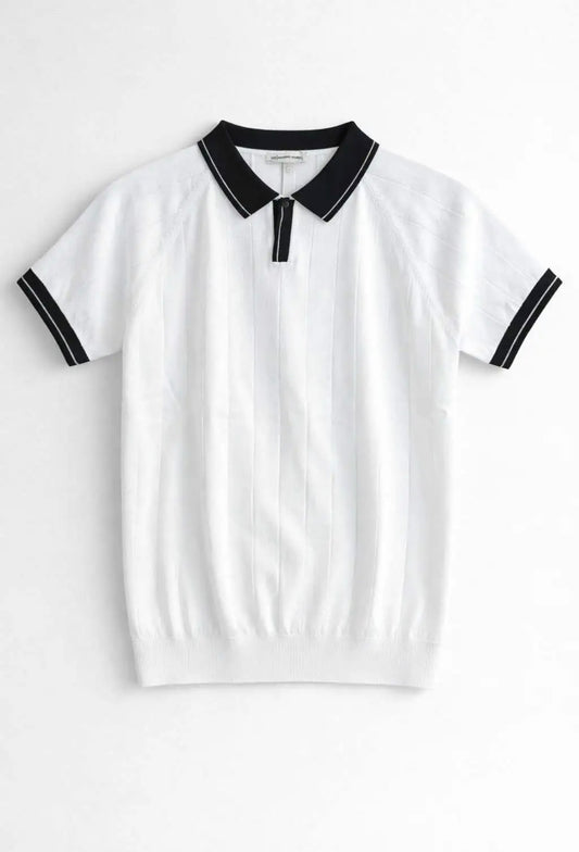 Polo blanc col bleu marine – Élégance contrastée