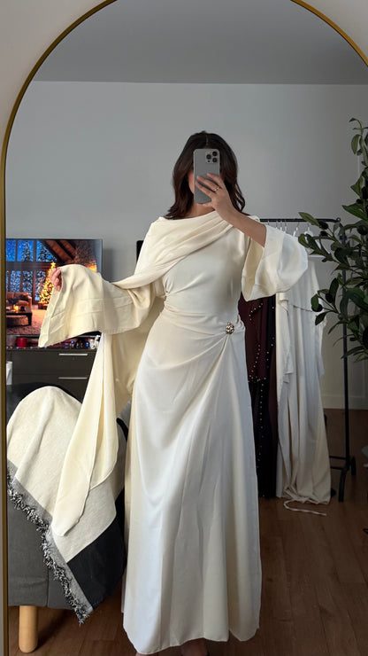 ROBE LONGUE ET FLUIDE À CHÂLE AU COL ET BROCHE À LA TAILLE