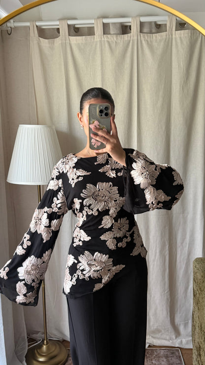 Blouse noir et blanc brodée à nouer dans le dos