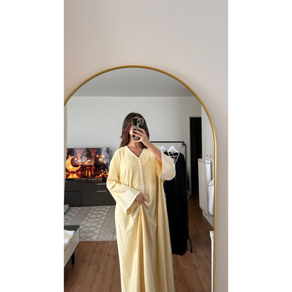 Robe caftan brodé jaune pastel