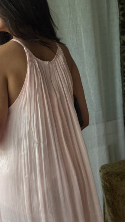 Robe Longue Plissée Rose Poudré – Doublée avec Détails Perles