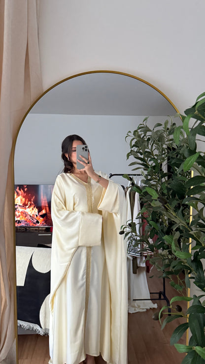 ABAYA PAPILLON EN SATIN ÉPAIS ORNÉ D'UN LISERÉ DORÉ