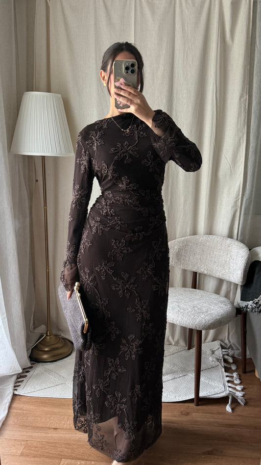 Robe longue en tulle doublé à motifs brodés