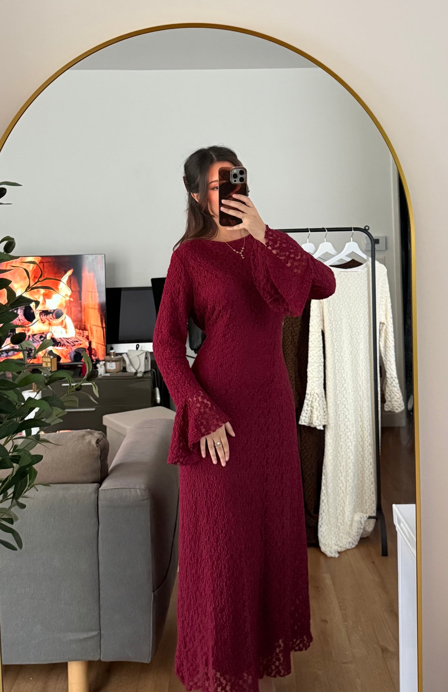 Robe Longue Dentelle Rouge Doublée – Audacieuse & Féminine