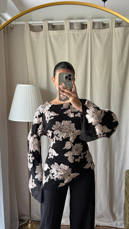 Blouse noir et blanc brodée à nouer dans le dos