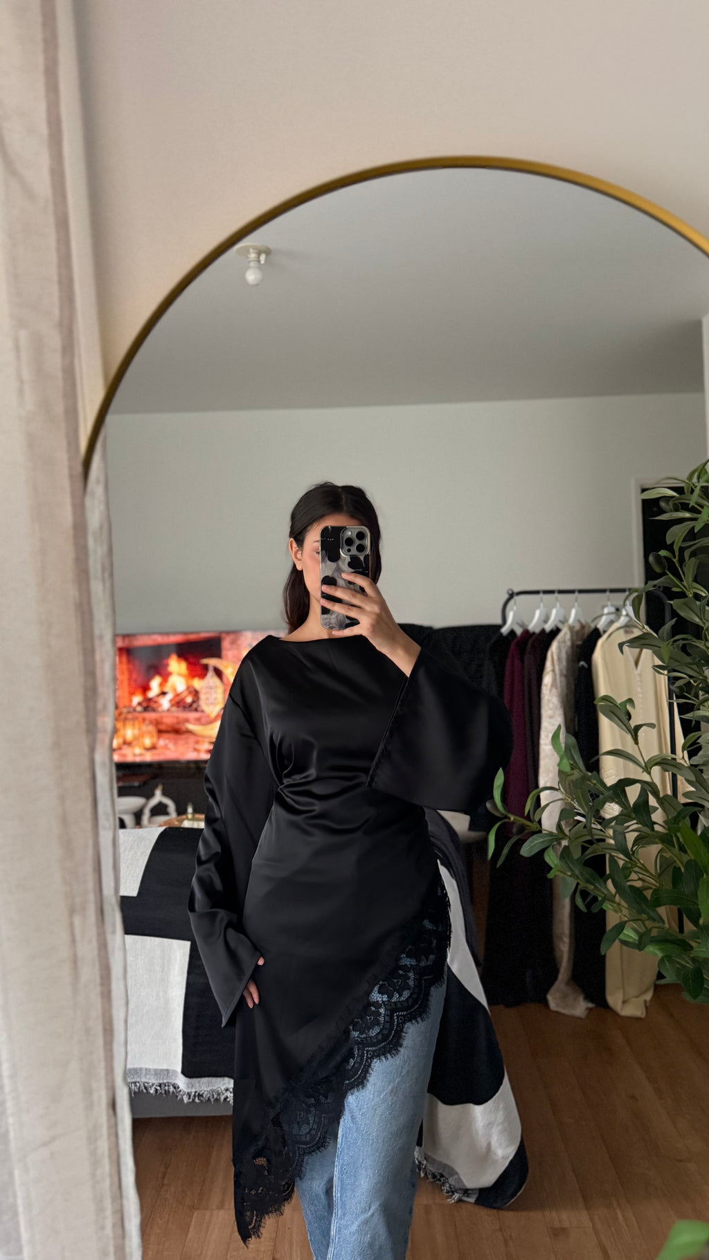 Top Satiné Manches Longues Noué dans le Dos & Bordures Dentelle – Élégant