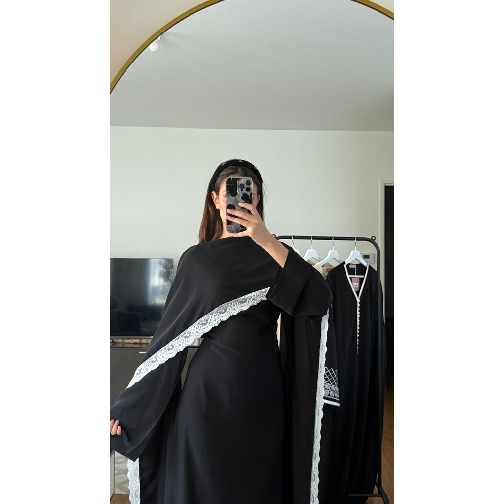 ROBE LONGUE AJUSTÉE À BORDURES EN DENTELLE SUR LA CAPE