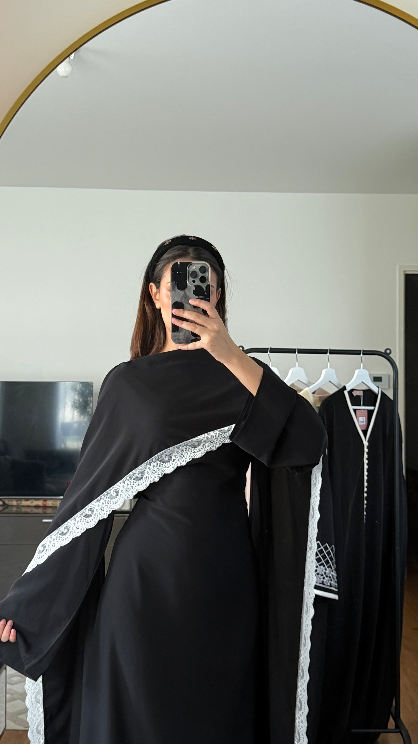 ROBE LONGUE AJUSTÉE À BORDURES EN DENTELLE SUR LA CAPE