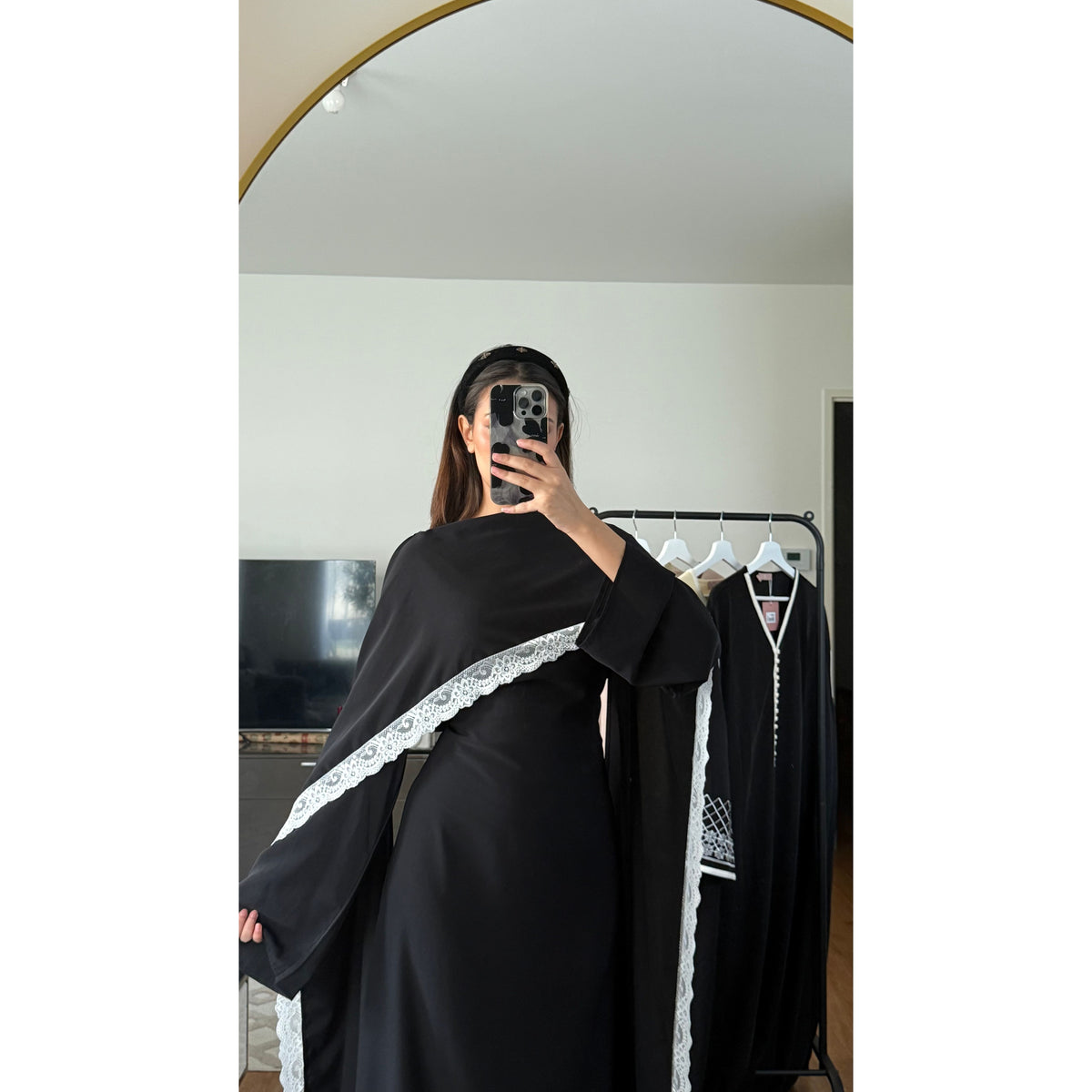 ROBE LONGUE AJUSTÉE À BORDURES EN DENTELLE SUR LA CAPE