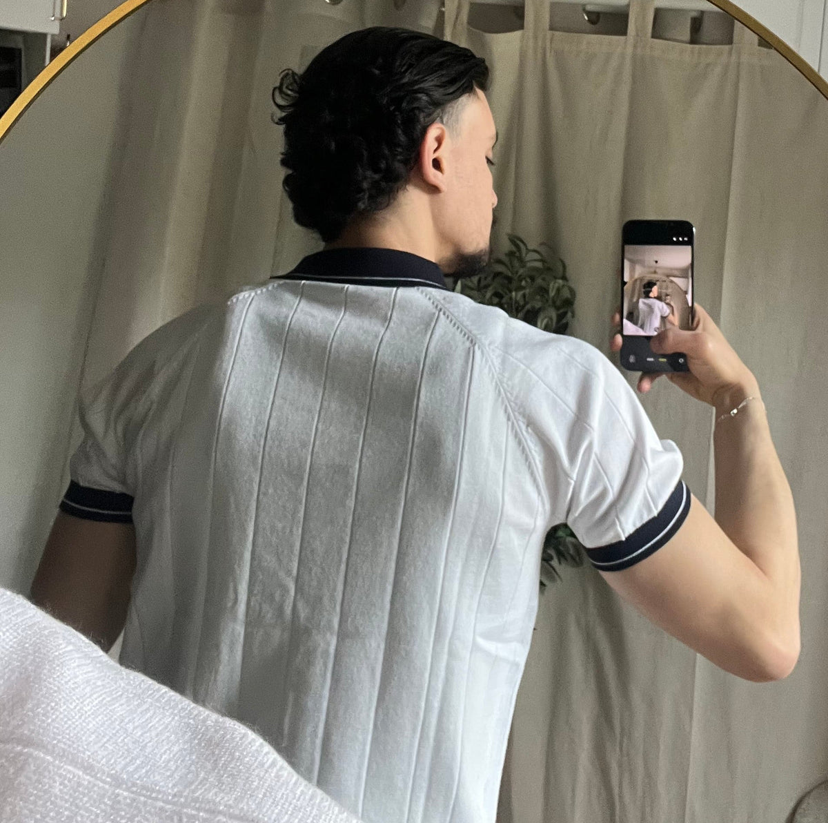 Polo blanc col bleu marine – Élégance contrastée