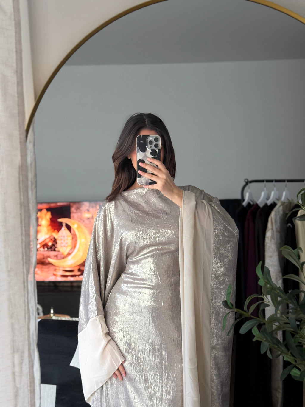 Abaya Papillon Tissu Brillant & Bordures Voile – Beige Élégante
