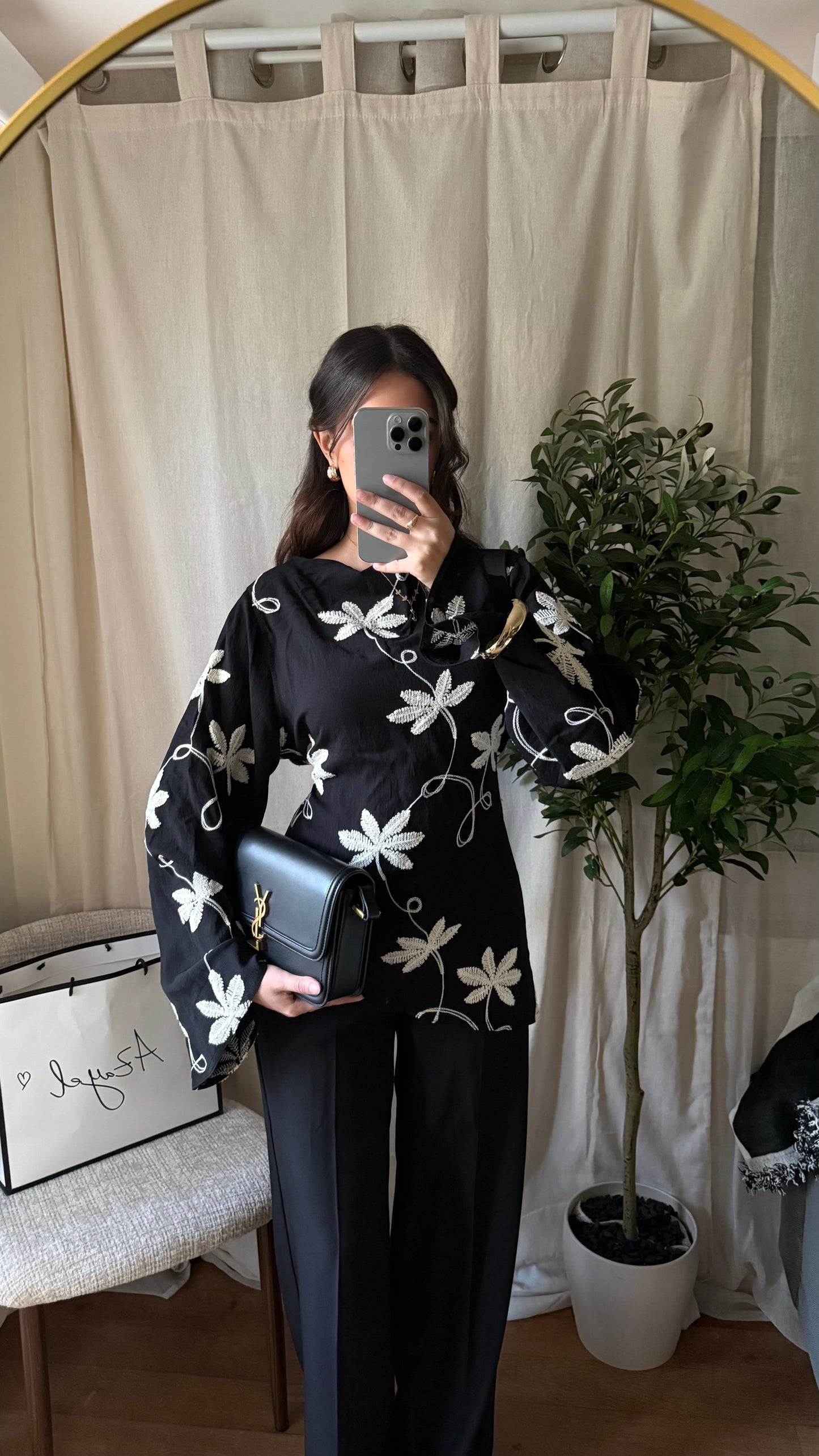Blouse brodée asymétrique Flora/ noir