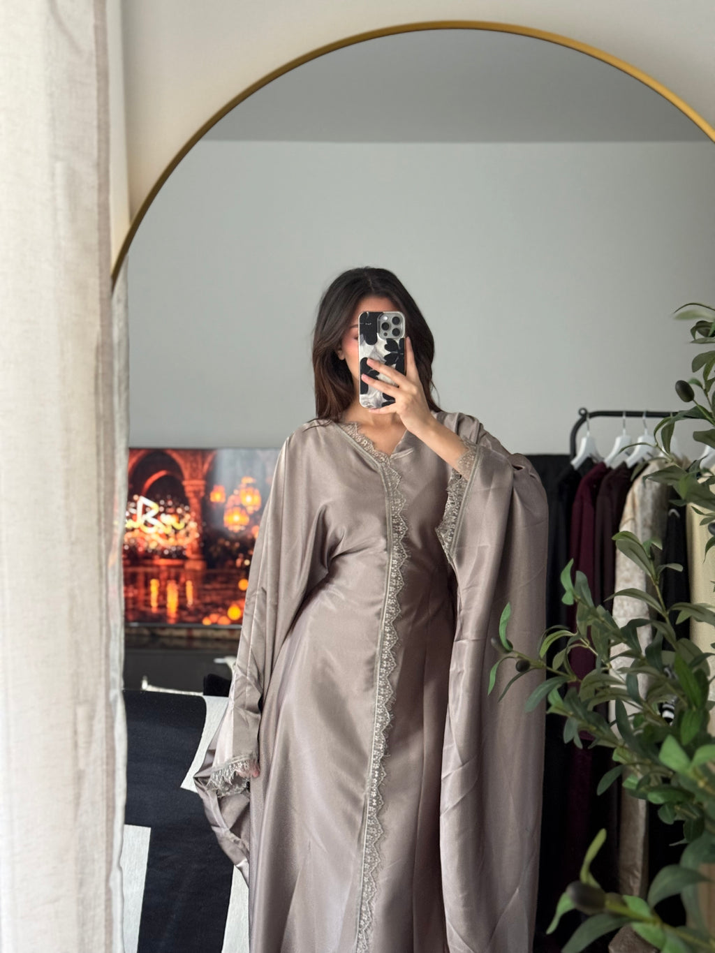 Abaya Papillon Satin & Dentelle Taupe – Élégante & Sophistiquée