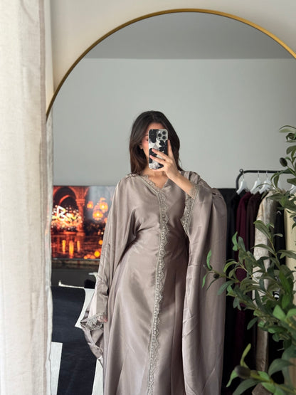 Abaya Papillon Satin & Dentelle Taupe – Élégante & Sophistiquée