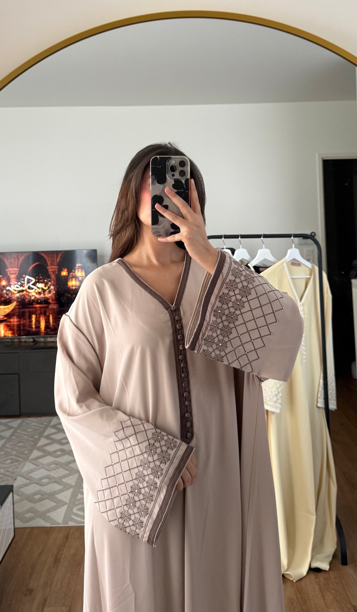 Robe caftan brodé taupe