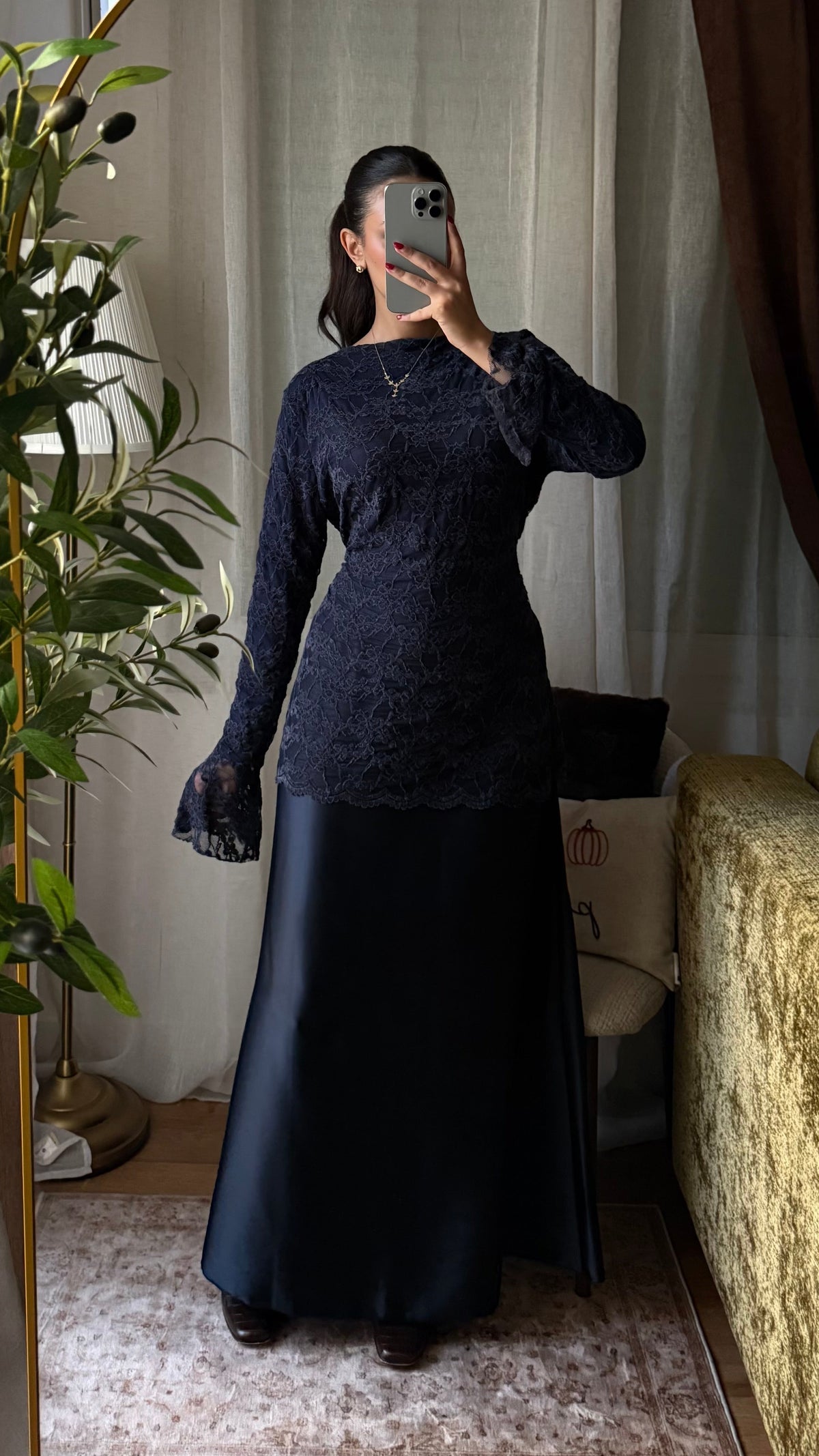 Robe doublée en satin et Dentelle – marine