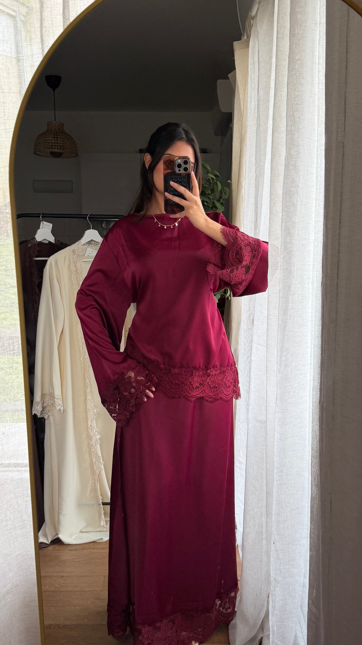 ENSEMBLE TUNIQUE ASYMÉTRIQUE ET JUPE LONGUE À BORDURES EN DENTELLE