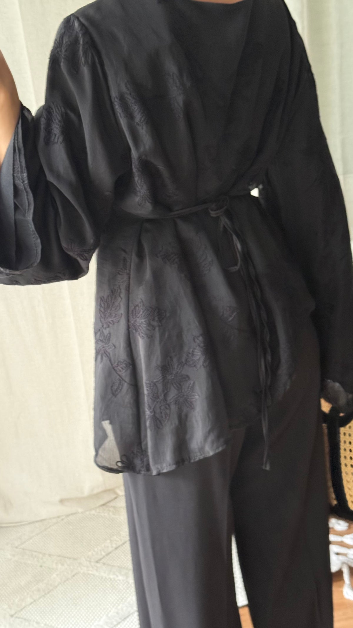 Blouse noir brodée à nouer dans le dos