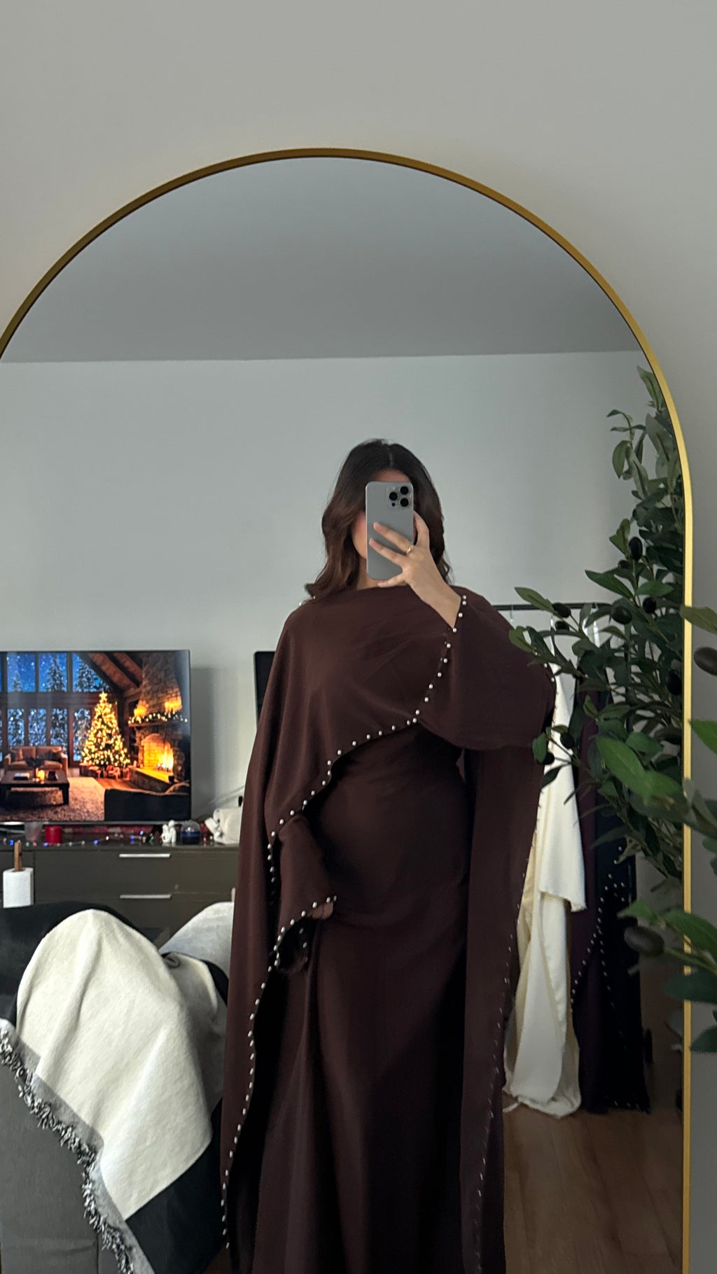 Robe Longue Ajustée à Cape & Perles au Col – Élégante | Écru Marron Prune