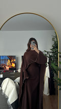 Robe Longue Ajustée à Cape & Perles au Col – Élégante | Écru Marron Prune