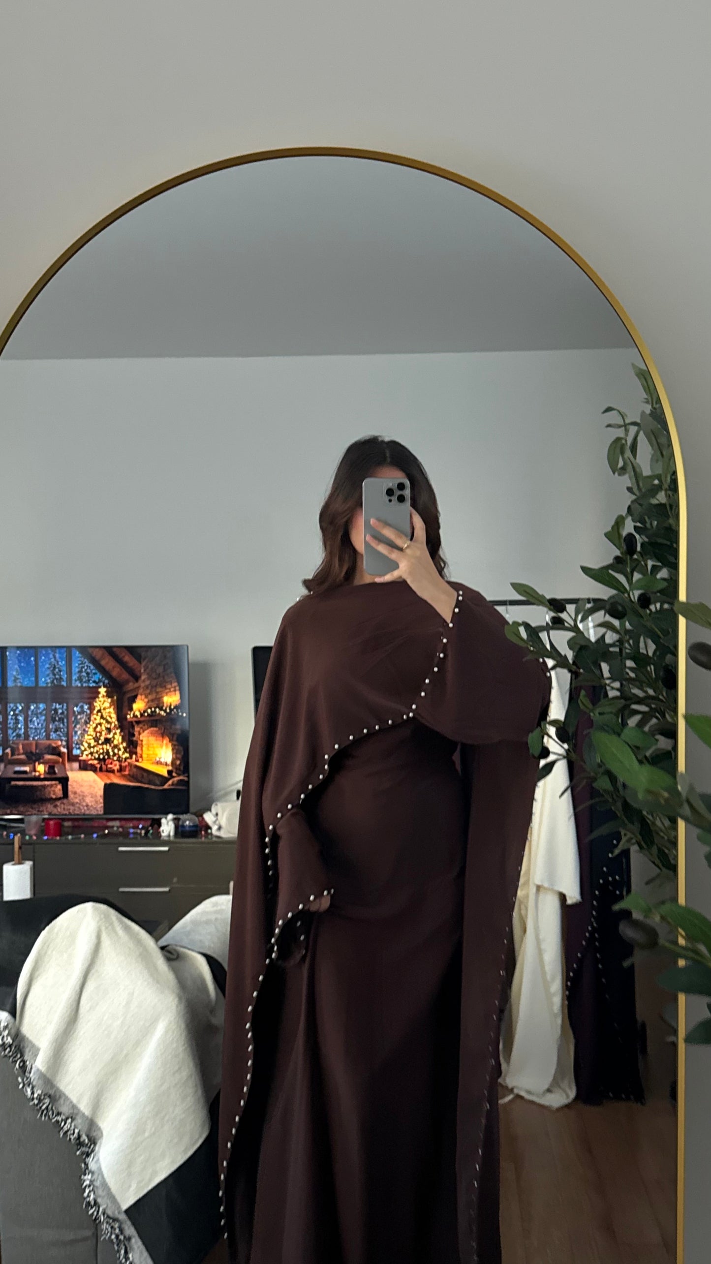 ROBE LONGUE AJUSTÉE À CAPE ORNÉE DE PERLES AU COL