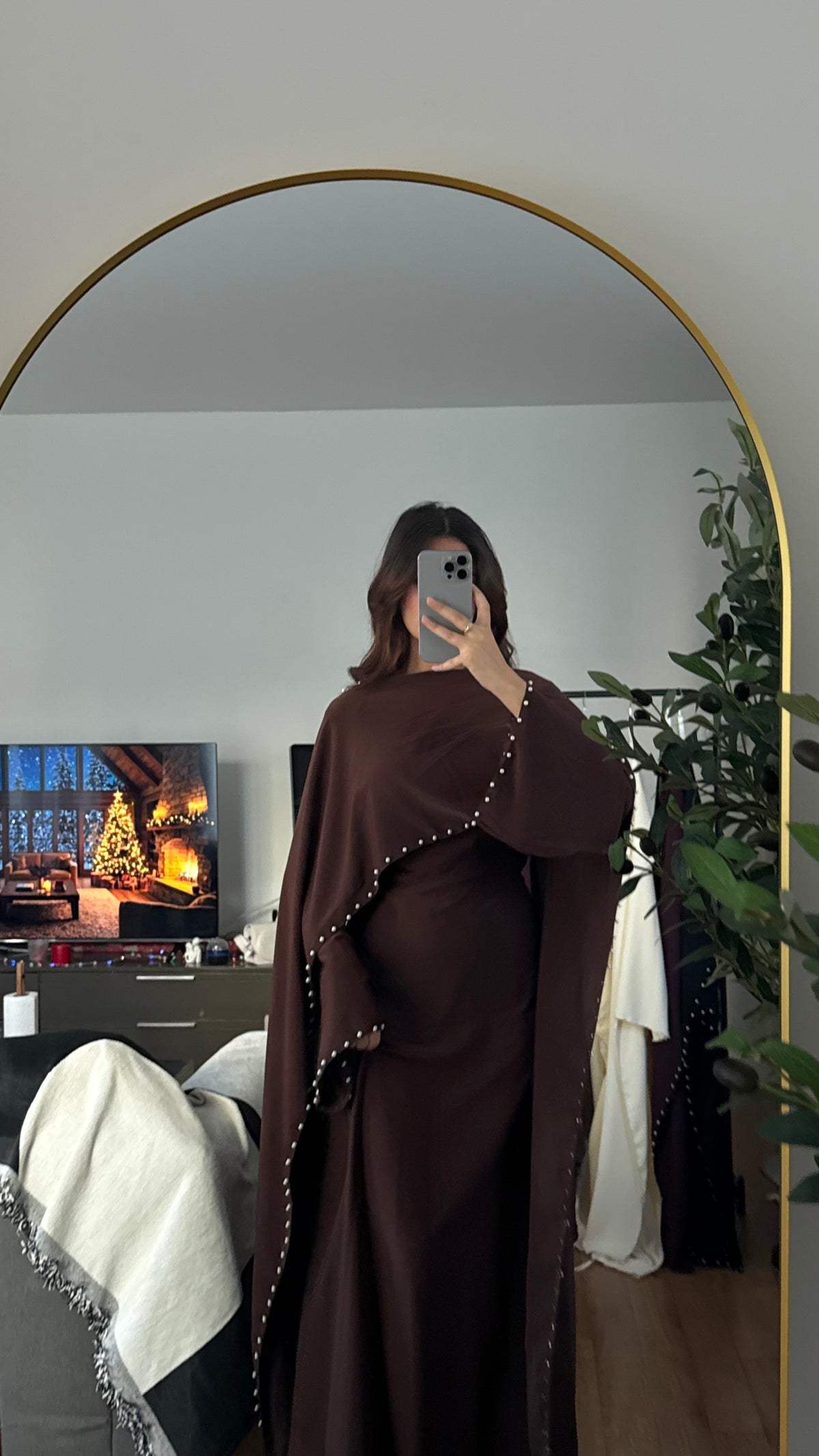 Robe Longue Ajustée à Cape & Perles au Col – Élégante | Écru Marron Prune