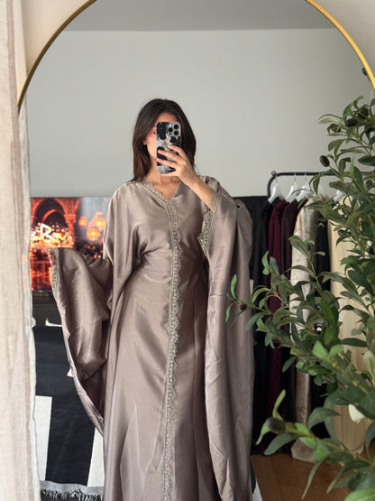 Abaya Papillon Satin & Dentelle Taupe – Élégante & Sophistiquée