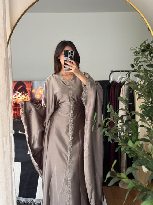 Abaya Papillon Satin & Dentelle Taupe – Élégante & Sophistiquée