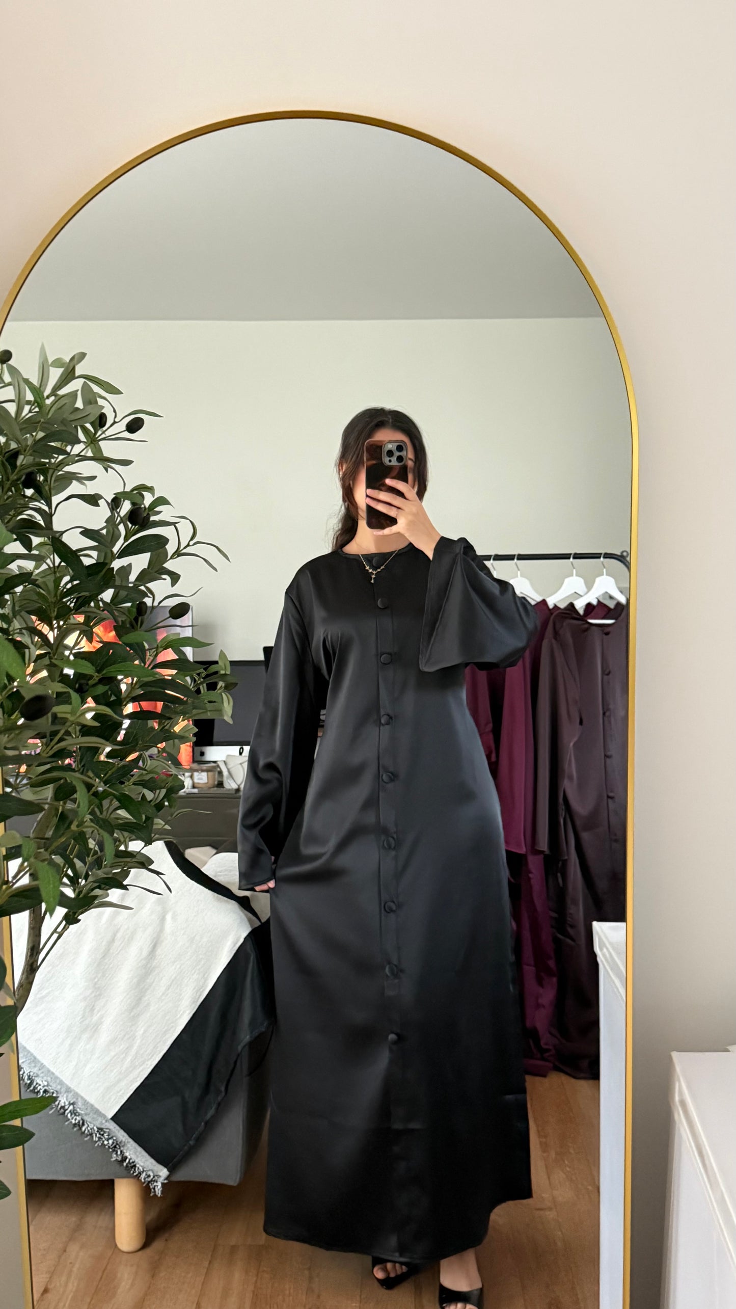 ROBE LONGUE SATINÉE À BOUTONS ET DOS LACÉ