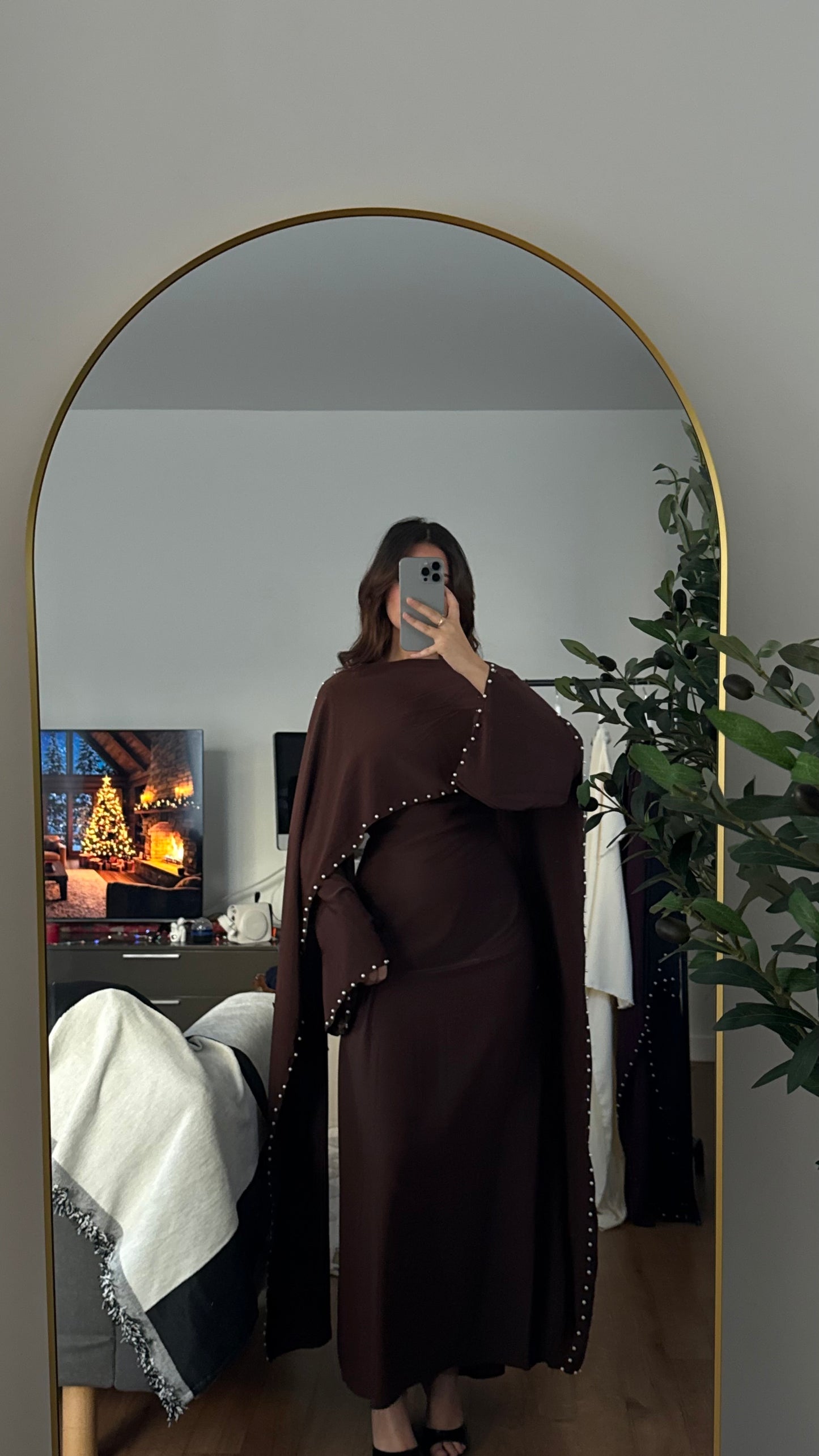 ROBE LONGUE AJUSTÉE À CAPE ORNÉE DE PERLES AU COL