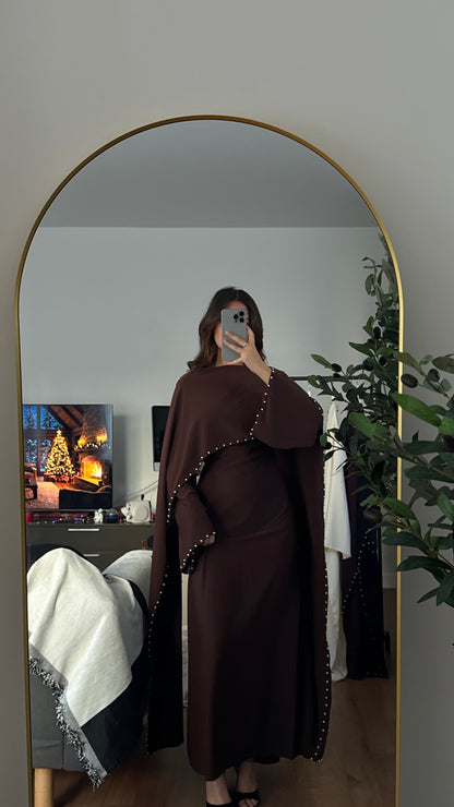 ROBE LONGUE AJUSTÉE À CAPE ORNÉE DE PERLES AU COL