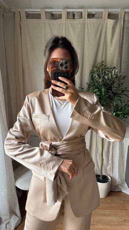 Tailleur Premium Beige Satiné – Blazer & Pantalon & Ceinture