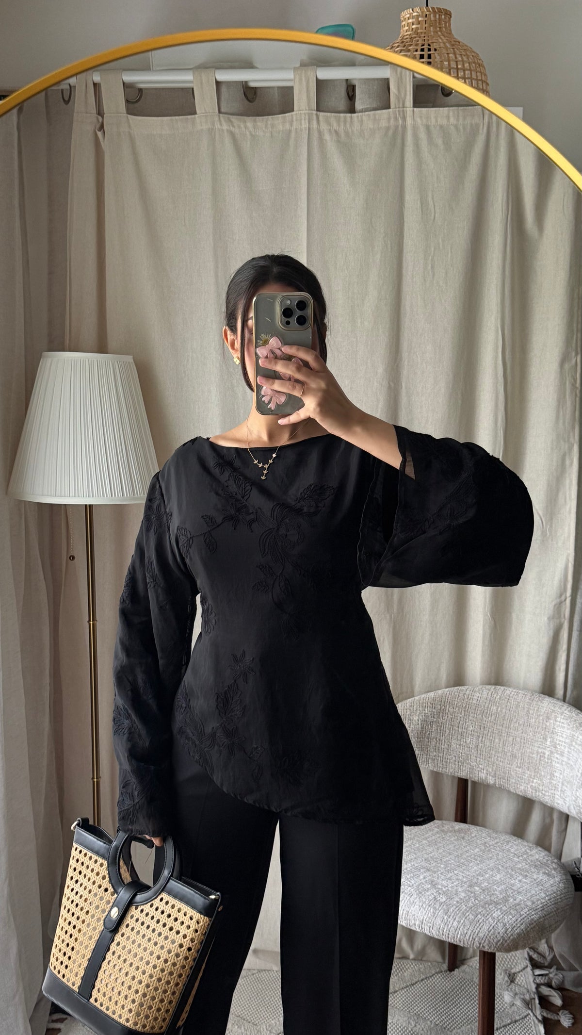 Blouse noir brodée à nouer dans le dos