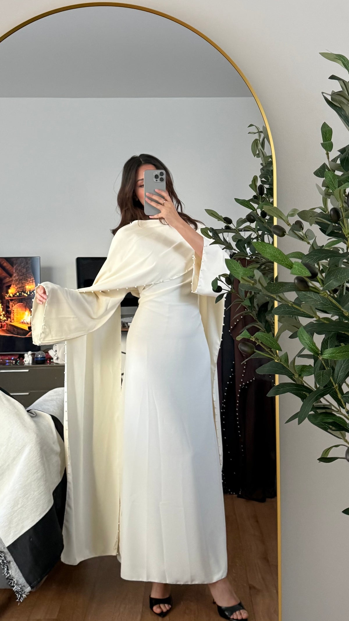 Robe Longue Ajustée à Cape & Perles au Col – Élégante | Écru Marron Prune
