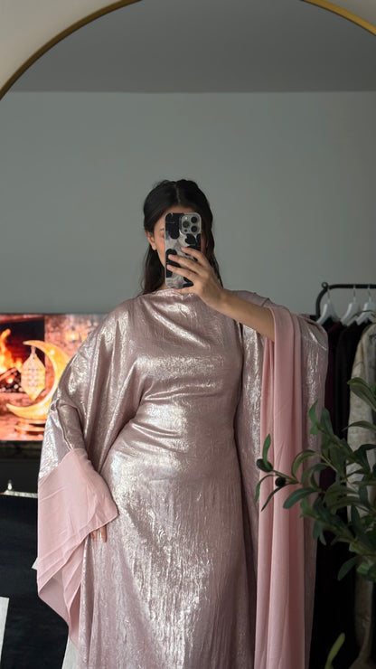 Abaya Papillon Tissu Brillant & Bordures Voile – Rose Élégante