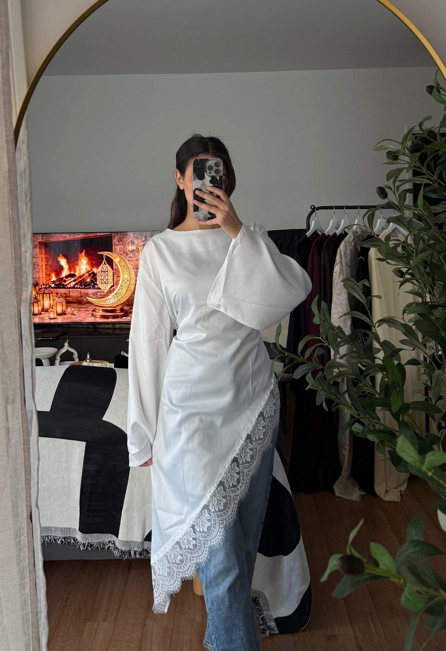 TOP SATINÉ MANCHES LONGUES NOUÉ DANS LE DOS À BORDS EN DENTELLE