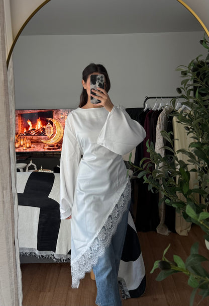 TOP SATINÉ MANCHES LONGUES NOUÉ DANS LE DOS À BORDS EN DENTELLE