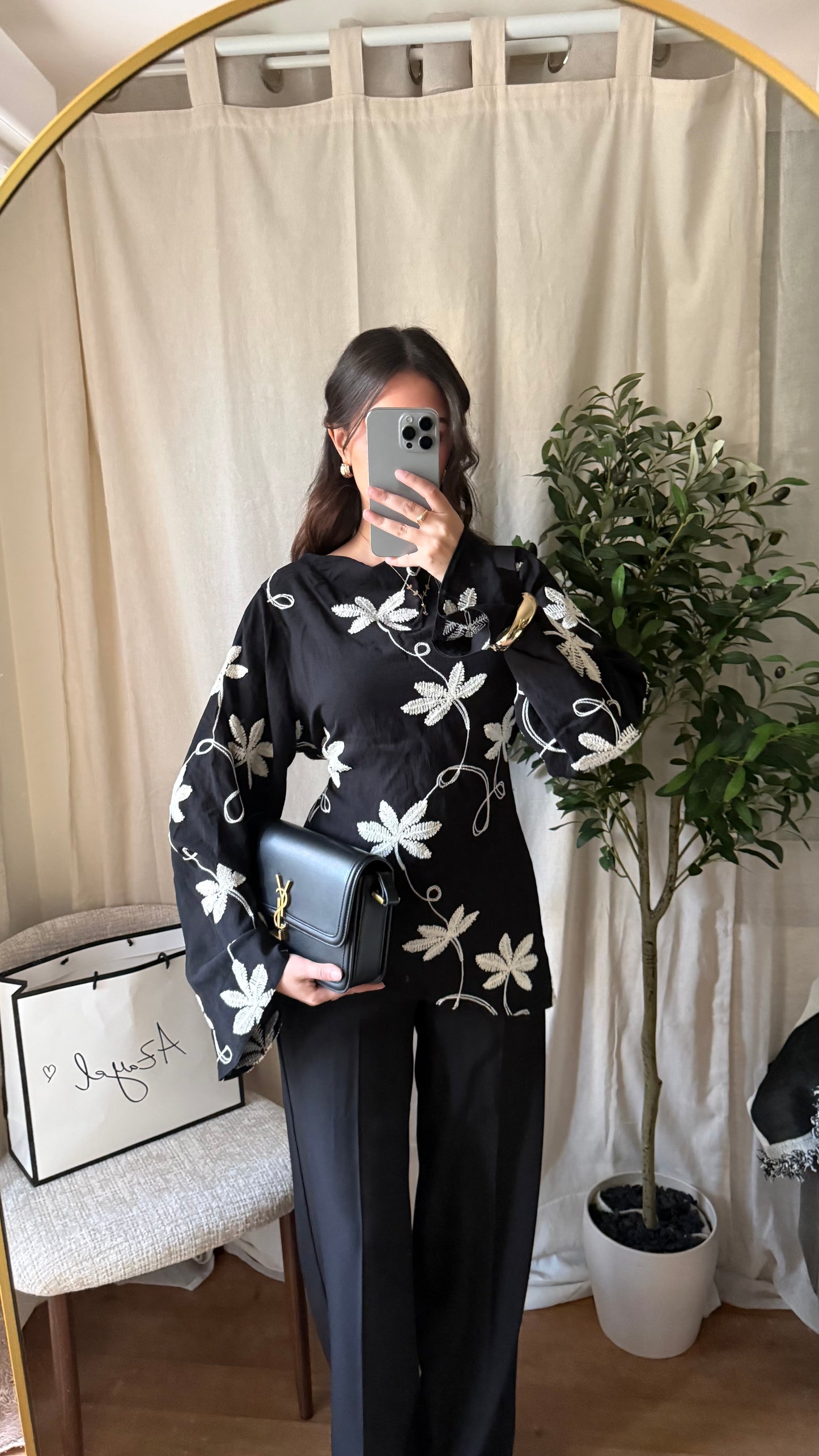 Blouse brodée asymétrique Flora/ noir