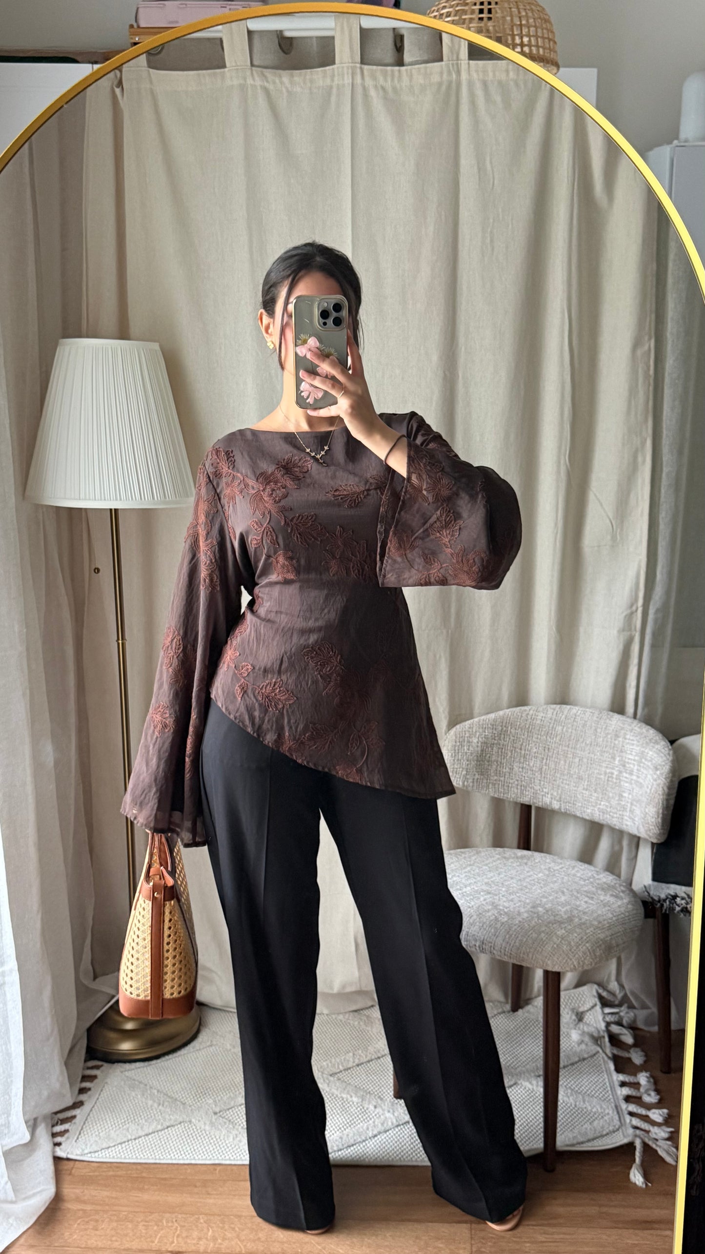 Blouse marron brodée à nouer dans le dos