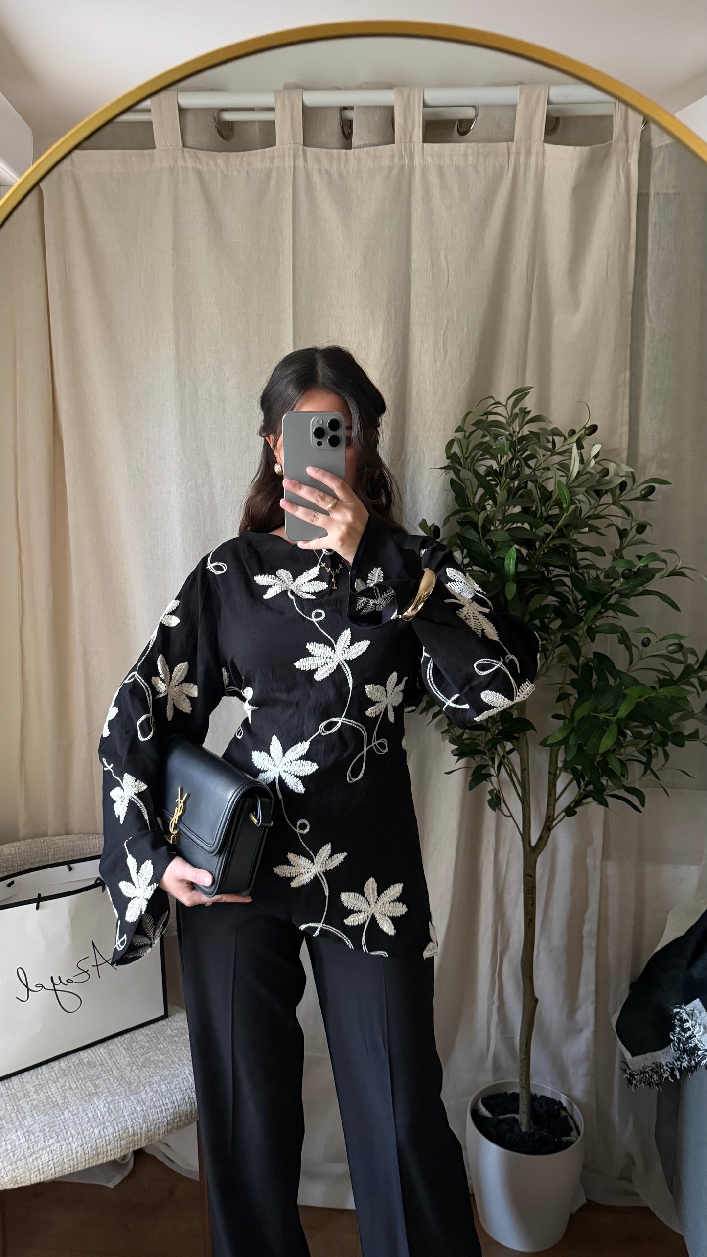 Blouse brodée asymétrique Flora/ noir