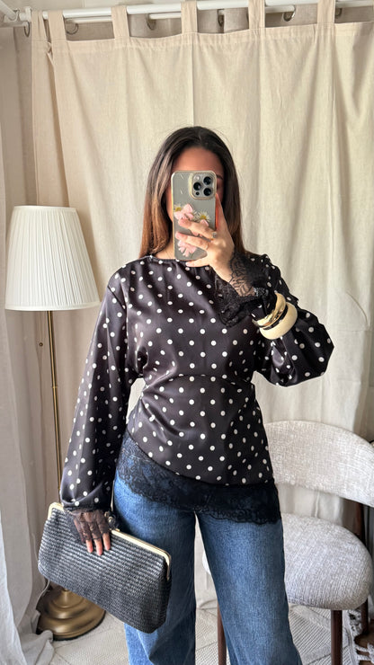Top à pois satiné manches longues noué dans le dos à bords en dentelle