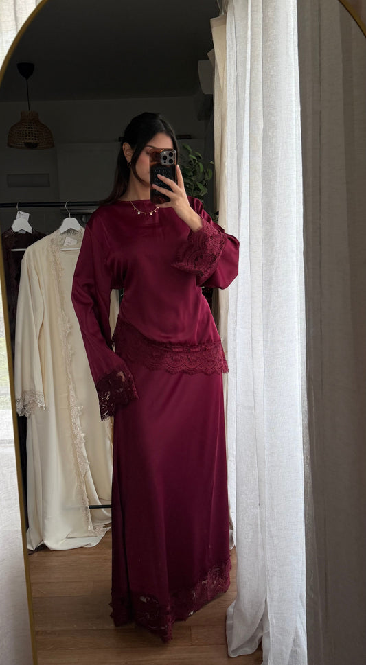 ENSEMBLE TUNIQUE ASYMÉTRIQUE ET JUPE LONGUE À BORDURES EN DENTELLE