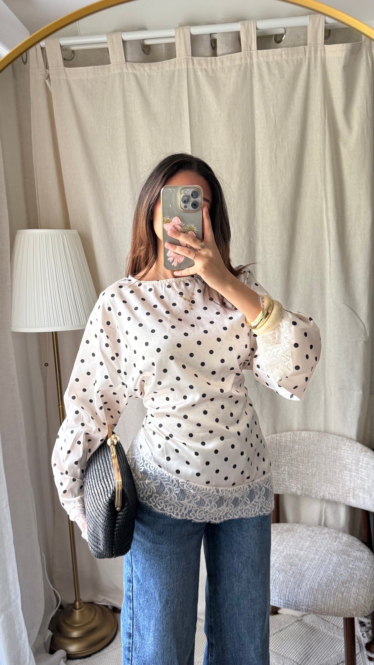 Top à pois satiné manches longues noué dans le dos à bords en dentelle