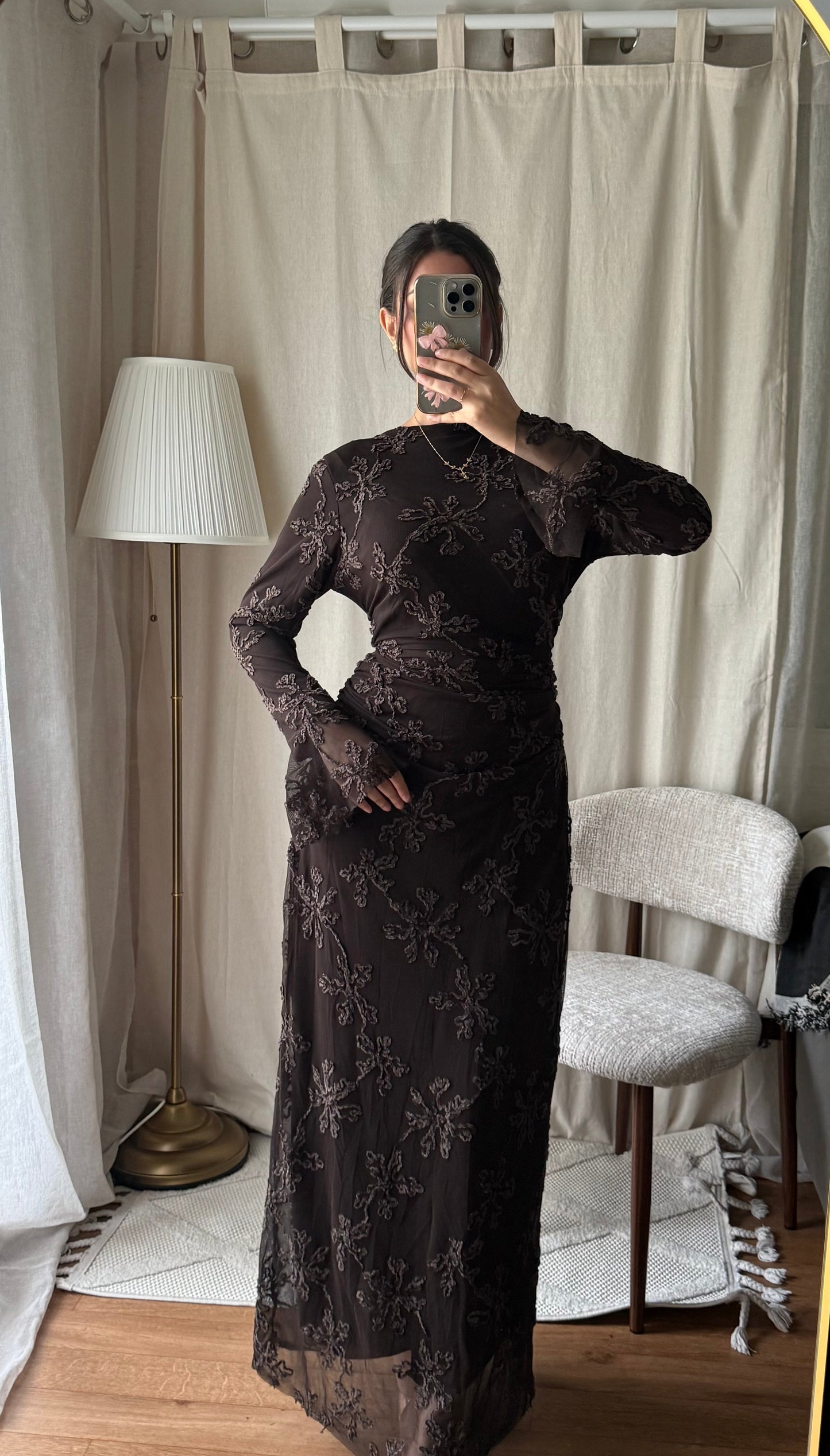 Robe longue en tulle doublé à motifs brodés