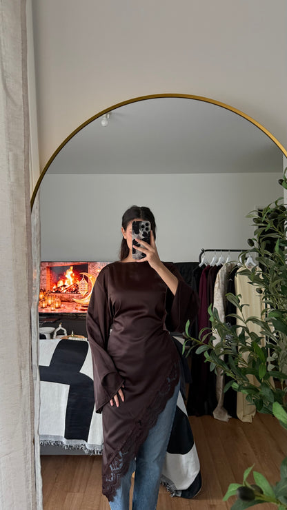 TOP SATINÉ MANCHES LONGUES NOUÉ DANS LE DOS À BORDS EN DENTELLE