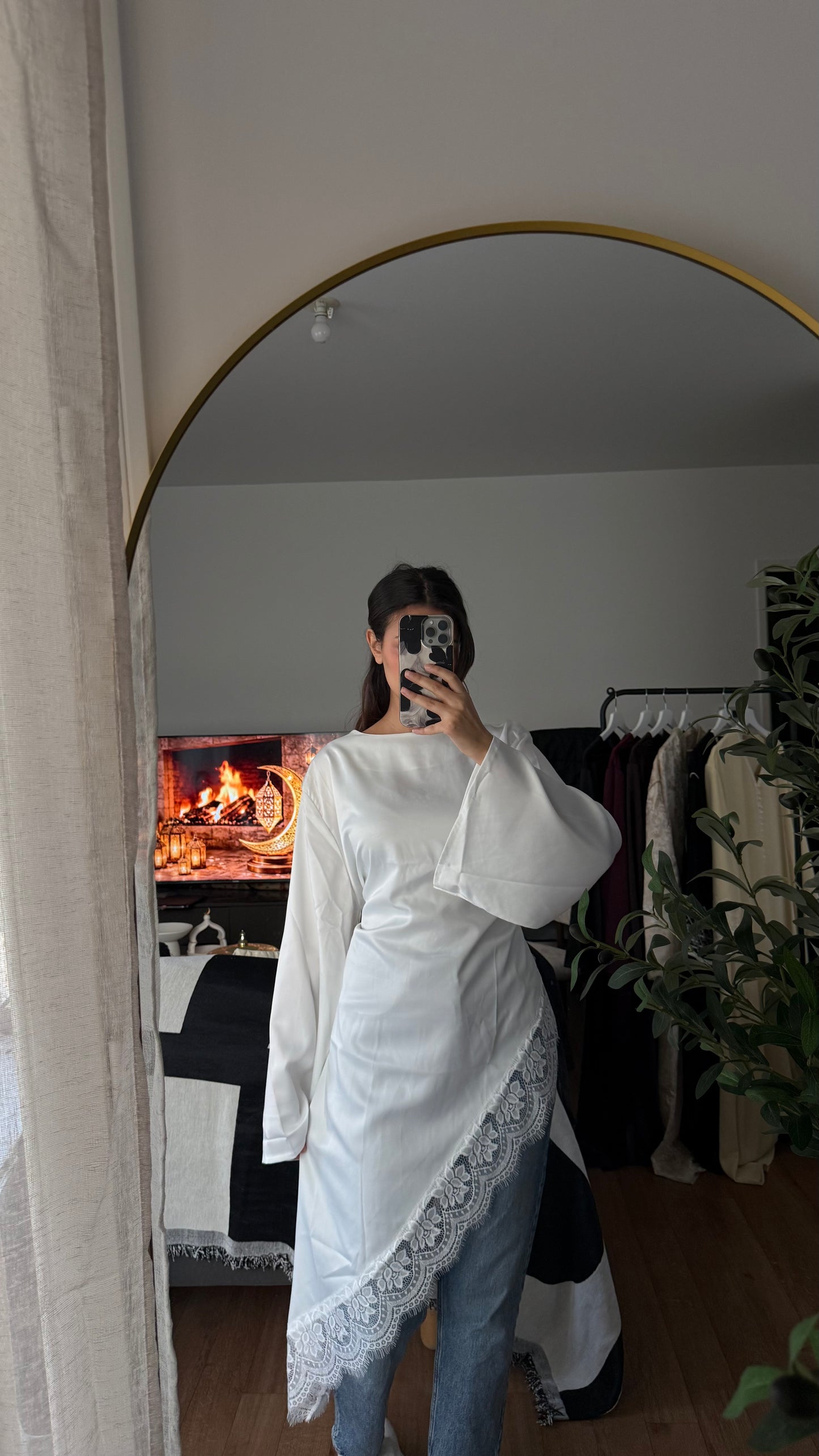 TOP SATINÉ MANCHES LONGUES NOUÉ DANS LE DOS À BORDS EN DENTELLE