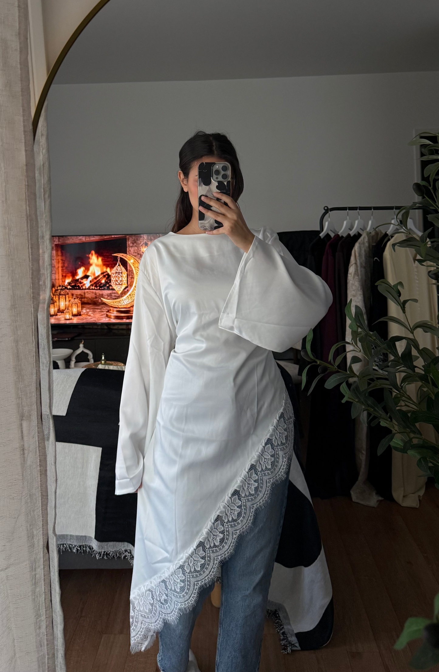 TOP SATINÉ MANCHES LONGUES NOUÉ DANS LE DOS À BORDS EN DENTELLE