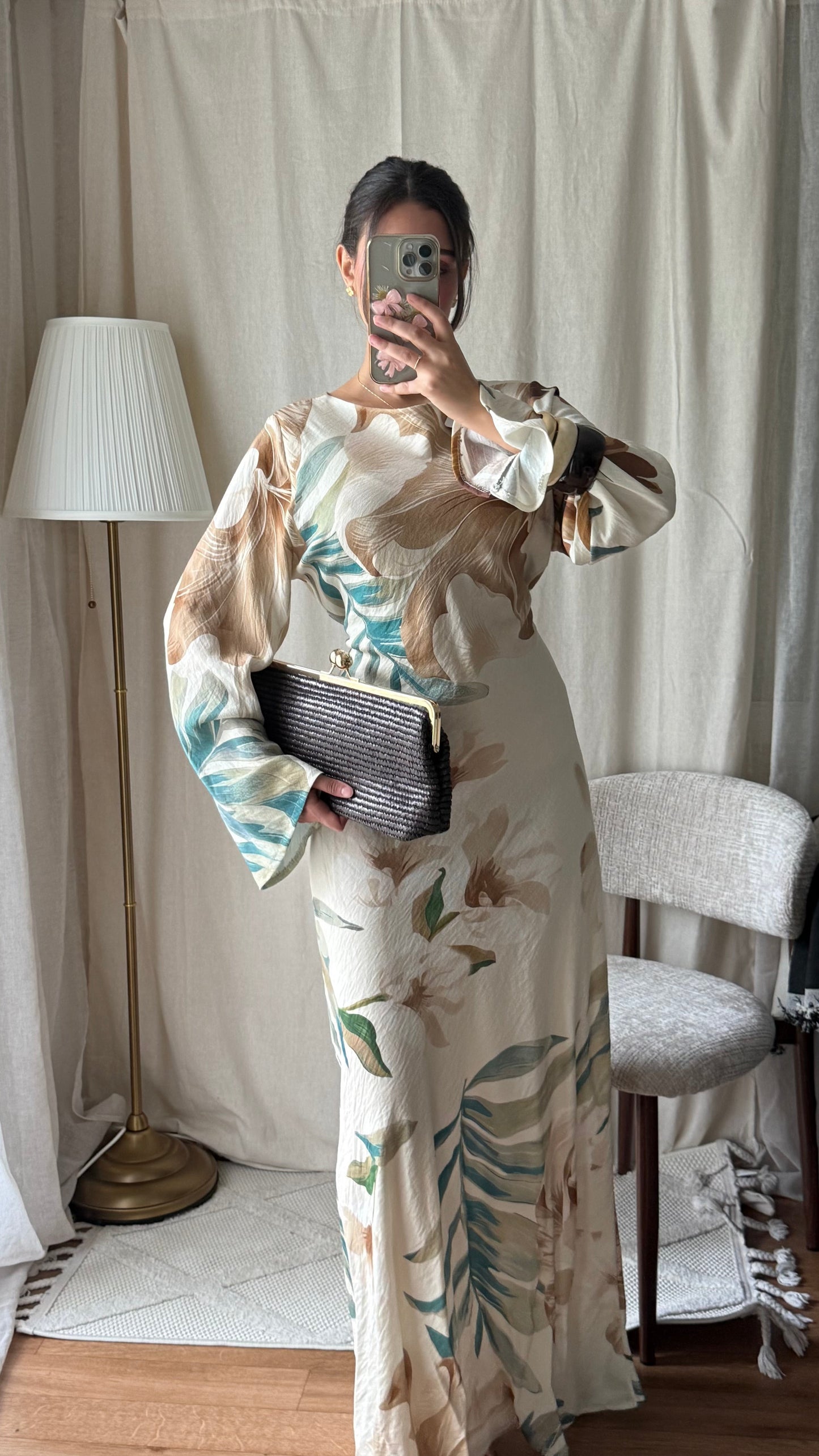 Robe marron effet lin à fleurs nouée dans le dos