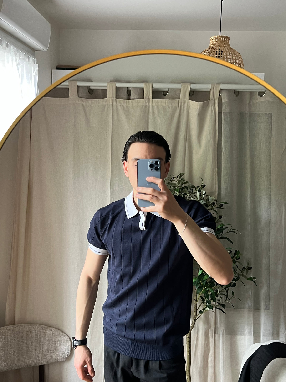 Polo bleu marine col blanc – Élégance contrastée